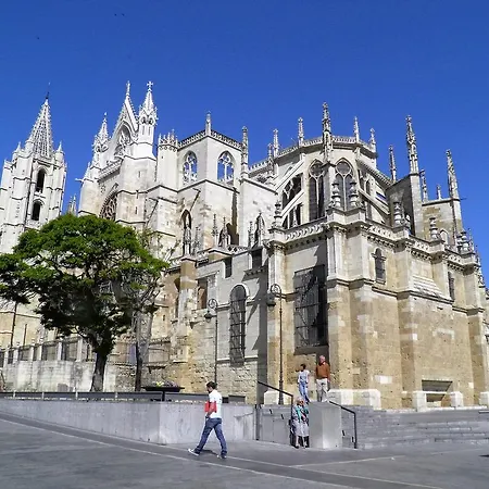 Calle Luis De Sosa * León